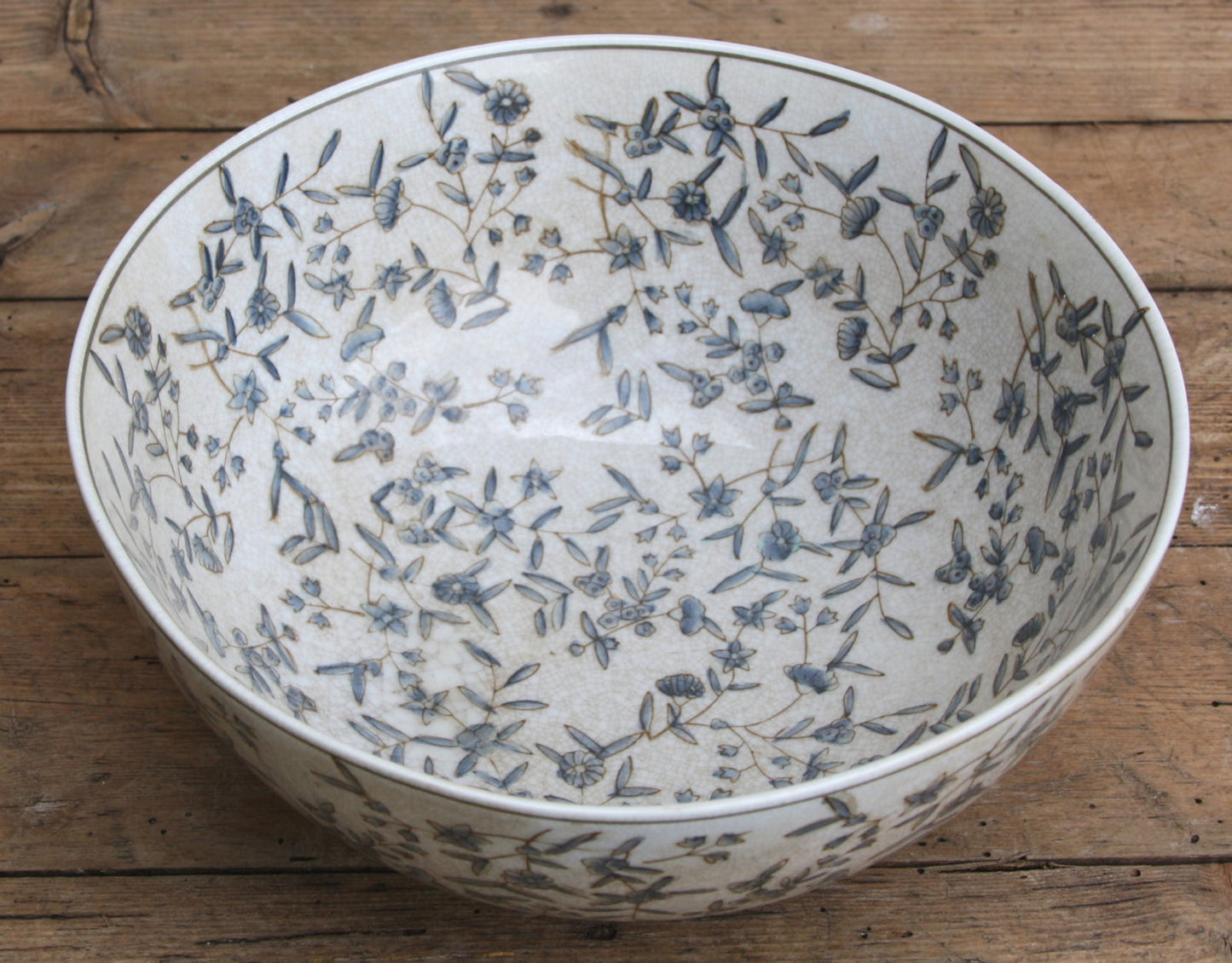 Geko Products ditsy print ceramic bowl with delicate floral design in blue and white