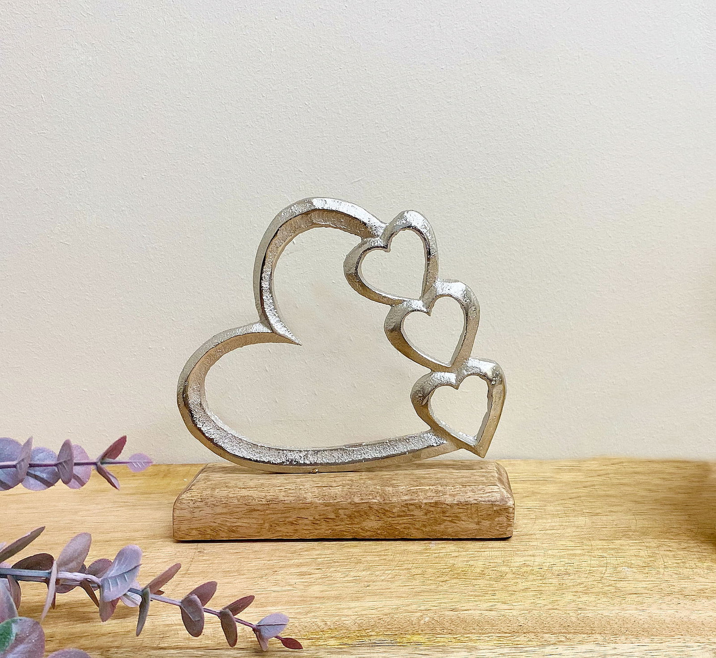 Geko Products silver heart ornament with three connected hearts on wooden base decor