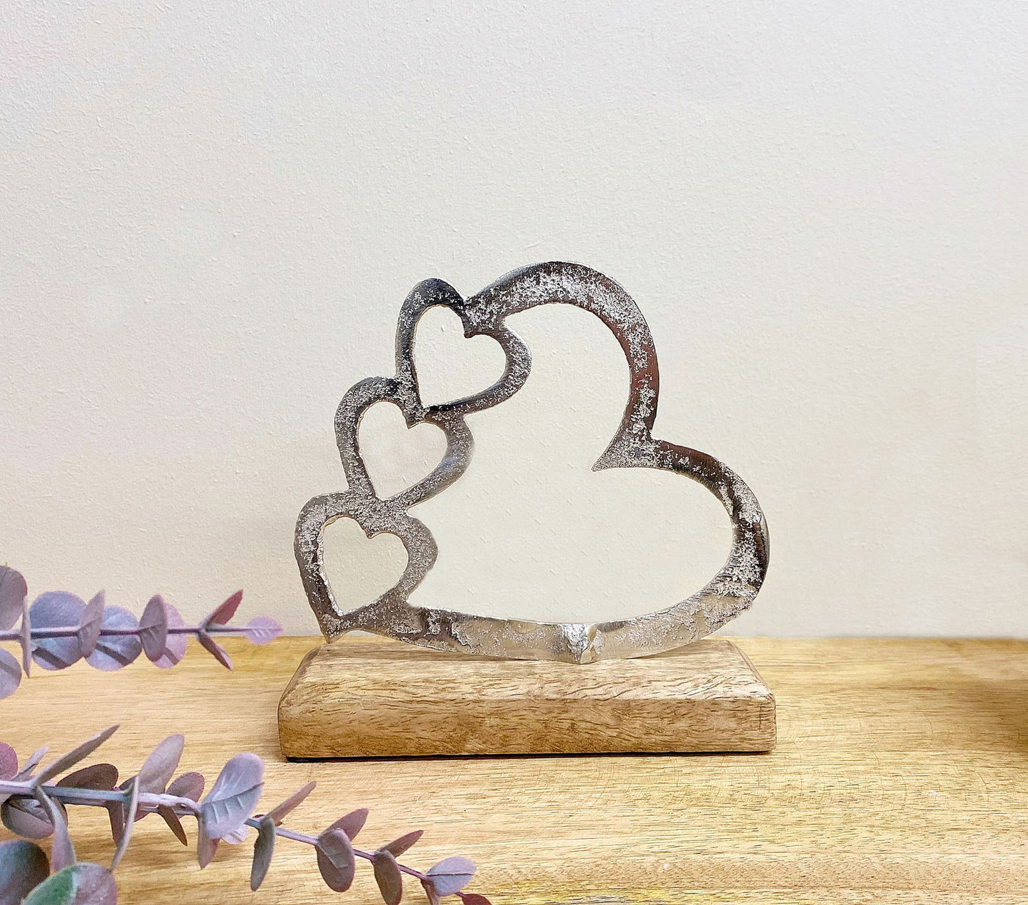 Geko Products silver heart ornament with three connected hearts on wooden base decorative piece