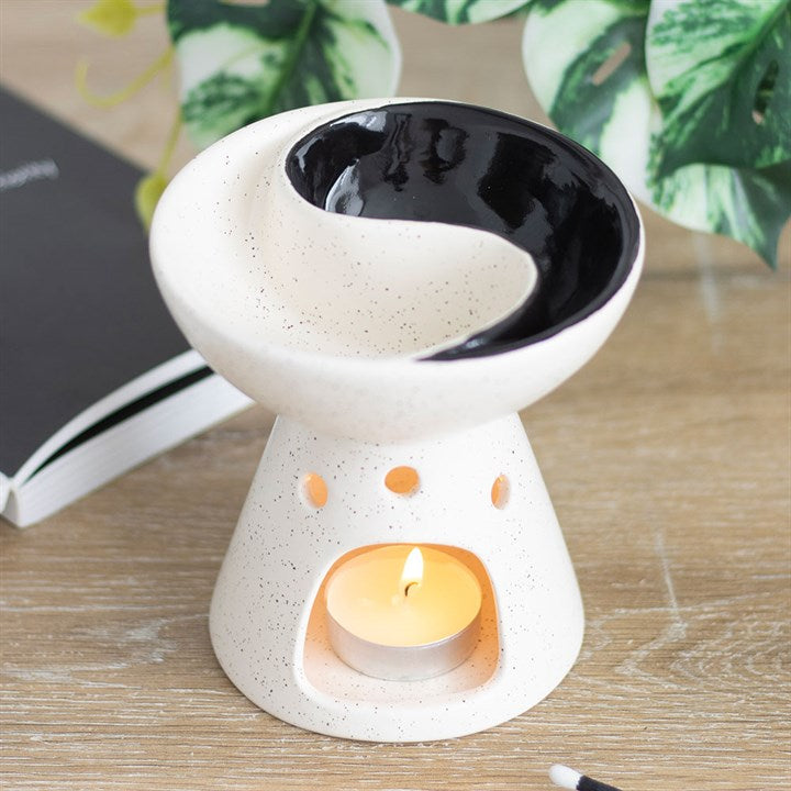 Kimchi Toki Yin Yang oil burner for aromatherapy with black and white design and tealight candle
